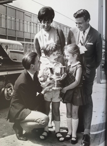 Jim avec Bette, Damon  et Graham Hill qui deviendra Champion du Monde de F1 quand il sera grand...